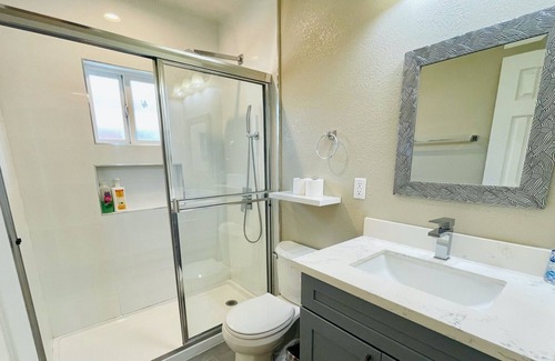 Santa Ana House | Cozy 2 BR Private Home Near Disney, Little Saigon
