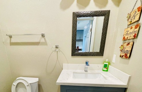 Santa Ana House | Cozy 2 BR Private Home Near Disney, Little Saigon