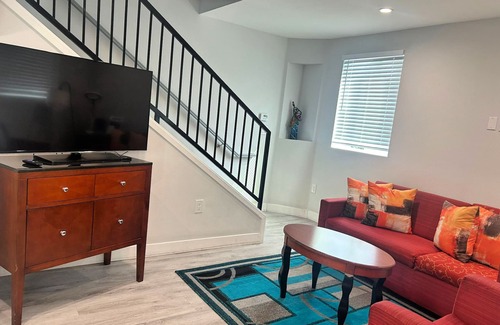 Hollywood House | Cozy 3BR Haven, Great for Families, Near Attractions! & Free Parking