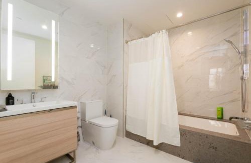 Downtown Los Angeles Apartment | Cozy 3BR High Rise with Pool with great views