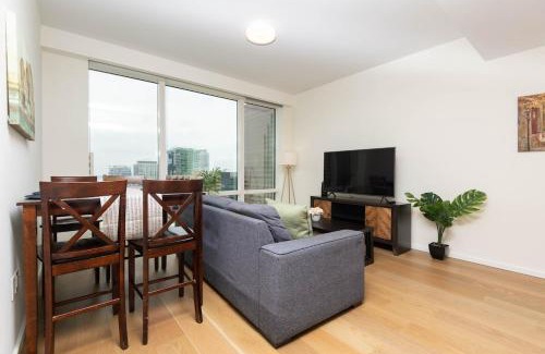 Downtown Los Angeles Apartment | Cozy 3BR High Rise with Pool with great views