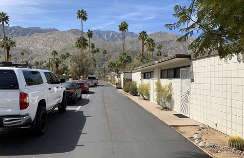 Twin Palms House | Cozy Bungalow at the Historic "Ocotillo Lodge" Palm Springs
