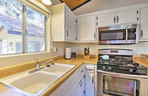 Big Bear City Cabin | Cozy Cabin w/Deck & Fireplace in Big Bear!