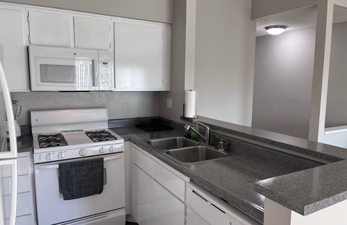 Burbank Apartment | Cozy LA Getaway. Your Home!