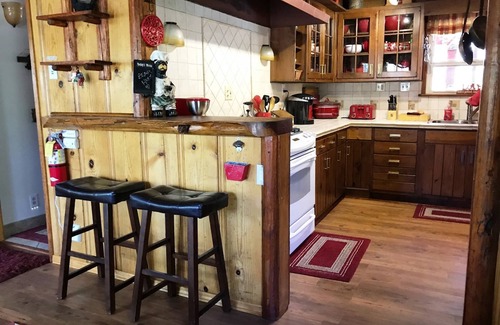 Moonridge Cabin | Cozy Log Cabin, 3+2, Game Room, Coffee Bar, Spa, View, Close to Ski, Lake & Golf