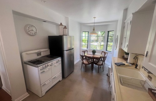 Hollywood Hills House | Cozy Mediterranean 1ba-2ba in the Heart of Hollywood! Very Conveniently Located.
