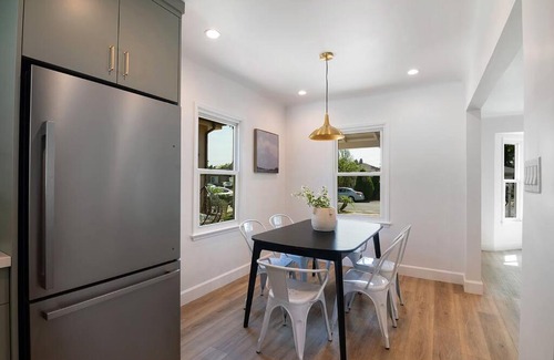 Valley Glen House | Cozy Modern 3 Bedroom home near Universal sleeps 9