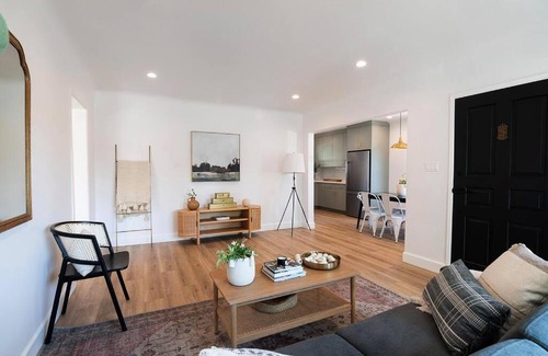Valley Glen House | Cozy Modern 3 Bedroom home near Universal sleeps 9