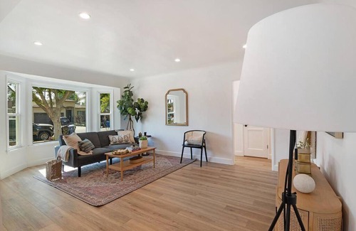 Valley Glen House | Cozy Modern 3 Bedroom home near Universal sleeps 9