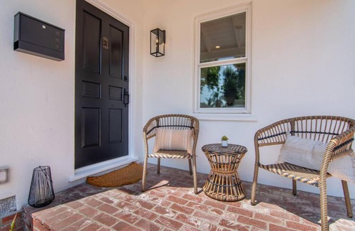 Valley Glen House | Cozy Modern 3 Bedroom home near Universal sleeps 9