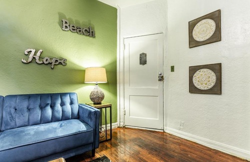 Larchmont Apartment | COZY ONE BEDROOM APARTMENT (102)