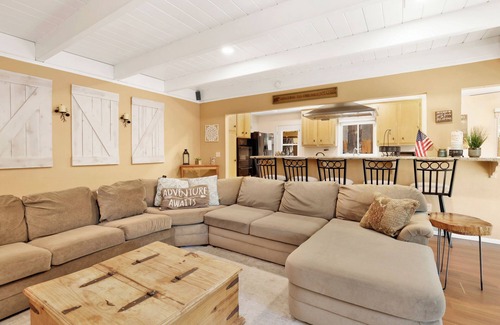 Summit Estates Cabin | Cozy Up To Summit Retreat at Big Bear Lake
