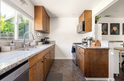 Eagle Rock House | Cozy Walkable Family Stay in Eagle Rock By Occidental & York