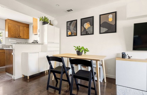 Eagle Rock House | Cozy Walkable Family Stay in Eagle Rock By Occidental & York