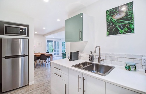 Fernwood Apartment | Das Gasthaus is nestled within the Santa Monica Mountains in Topanga.