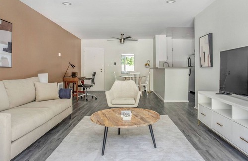 Pacific Palisades Apartment | Delightful Pacific Palisades 1BR w/ Hot Tub, nr Beach, by Blueground