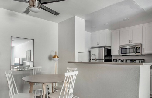 Pacific Palisades Apartment | Delightful Pacific Palisades 1BR w/ Hot Tub, nr Beach, by Blueground