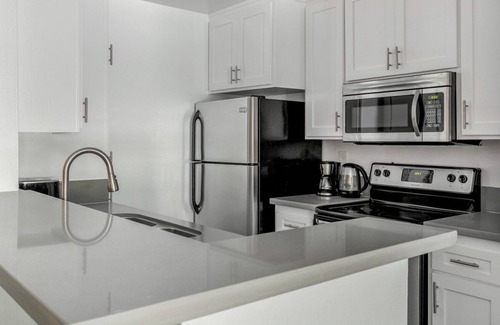 Pacific Palisades Apartment | Delightful Pacific Palisades 1BR w/ Hot Tub, nr Beach, by Blueground