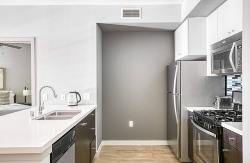Little Tokyo Apartment | Deluxe Downtown 2BR w/Pool, W/D & Gym, near 7th St Metro, by Blueground