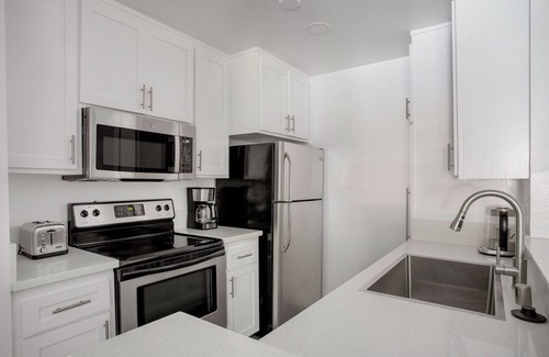 Pacific Palisades Apartment | Deluxe Pacific Palisades 1BR w/Pool, Close to Beach, by Blueground