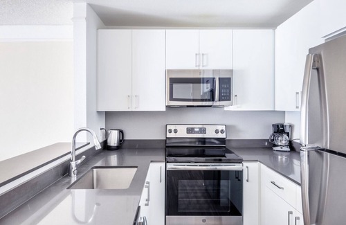 Sherman Oaks Apartment | Deluxe Sherman Oaks 1BR w/Pool, Gym, Lounge, near TJ + WF, by Blueground