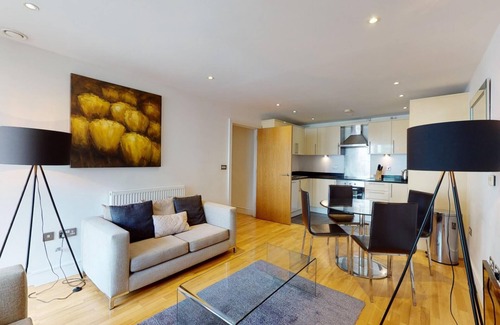 Isle of Dogs Apartment | Deluxe Two Bed Apartment w Balcony in Canary Wharf