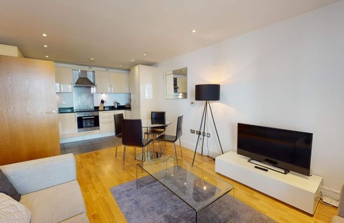 Isle of Dogs Apartment | Deluxe Two Bed Apartment w Balcony in Canary Wharf