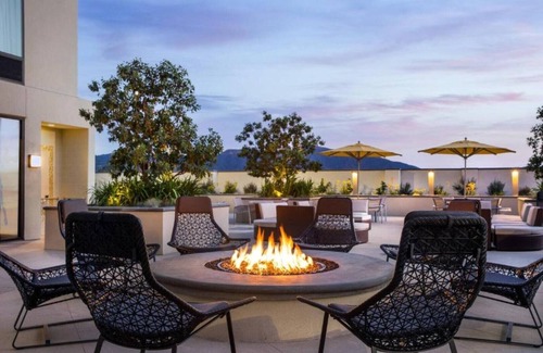 Burbank House | Discover the excitement of Hollywood from our Burbank hotel