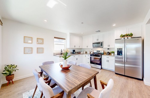 Canyon Country House | Dog-friendly home + guest house with amazing views, private yard, & grill