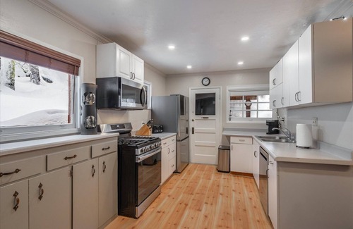 Donner Lake Woods Cabin | Donner Lake - Cozy 5 Bedroom Cabin - Walk to West End Beach