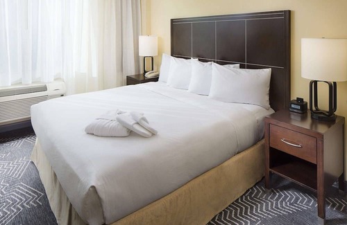 Commerce Hotel | DoubleTree by Hilton Los Angeles - Commerce