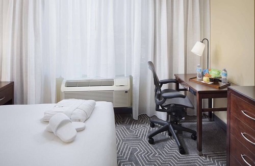 Commerce Hotel | DoubleTree by Hilton Los Angeles - Commerce