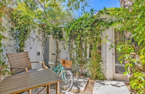 Santa Barbara Apartment | Driftwood Club - Gillian`s Room (dog friendly)