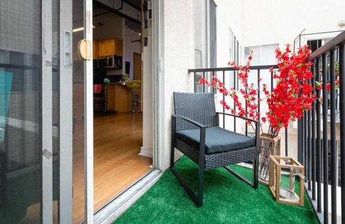Historic Core Apartment | DTLA FRESH LUXE Condo with Rooftop Pool and Hot tub!!!