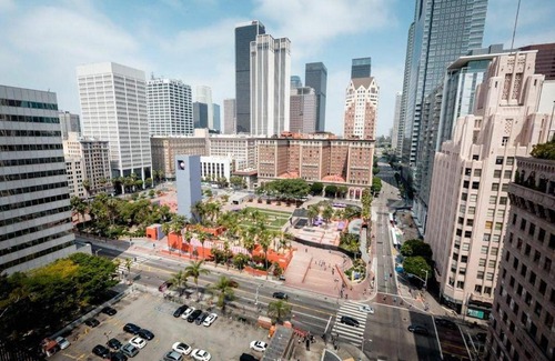 Historic Core Apartment | DTLA FRESH LUXE Condo with Rooftop Pool and Hot tub!!!