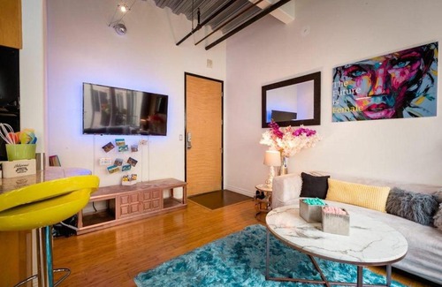 Historic Core Apartment | DTLA FRESH LUXE Condo with Rooftop Pool and Hot tub!!!