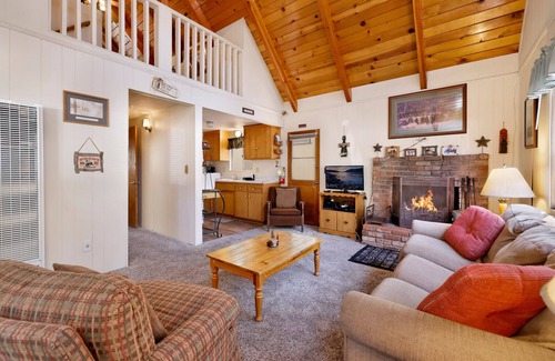Upper Moonridge Cabin | Dusk to Dawn Moonridge Cottage w/Hot Tub