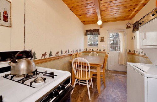 Upper Moonridge Cabin | Dusk to Dawn Moonridge Cottage w/Hot Tub