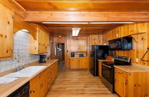 Fawnskin Cabin | Eagles Nest North by Destination Big Bear : Lake Views! Hot Tub! Internet! Cable TV! Historic Features! Huge Deck!