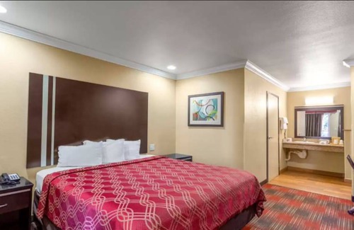 Central Escondido Hotel | Econo Lodge Inn & Suites Escondido Downtown