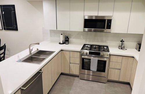 Beverly Grove Apartment | Elegant 3BR Apartment - Blackburn Ave, Beverly Hills