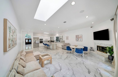 Tarzana House | Elegant 4BR Home w/Waterfall Pool, Spa & Fire Pit