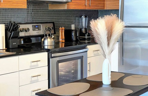 Beverly Hills Apartment | Elegant City Escape | Gym & Pool | 10mins to Cedar