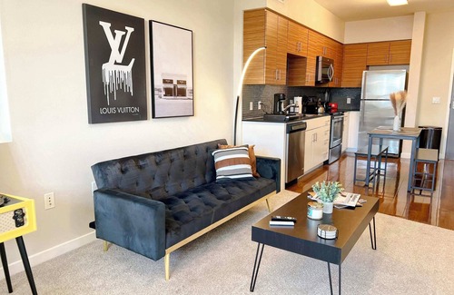 Beverly Hills Apartment | Elegant City Escape | Gym & Pool | 10mins to Cedar