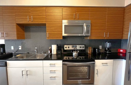 Beverly Hills Apartment | Elegant City Escape | Gym & Pool | 10mins to Cedar