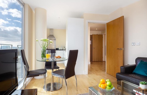 Isle of Dogs Apartment | Elegant One Bed Apartment in Heart of Canary Wharf