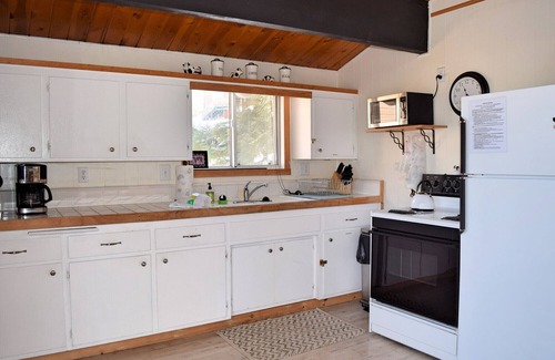 Upper Moonridge Cabin | Emerald Alps by Destination Big Bear : Lake and Mountain Views! Hot Tub! Foosball! Gas BBQ! Close to Bear Mtn!