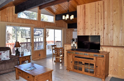 Upper Moonridge Cabin | Emerald Alps by Destination Big Bear : Lake and Mountain Views! Hot Tub! Foosball! Gas BBQ! Close to Bear Mtn!