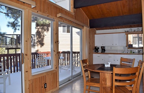 Upper Moonridge Cabin | Emerald Alps by Destination Big Bear : Lake and Mountain Views! Hot Tub! Foosball! Gas BBQ! Close to Bear Mtn!