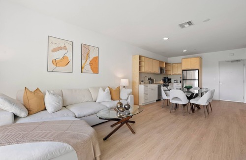 Hollywood Apartment | Emerald Ridge Hollywood Haven Pool, Jacuzzi, Gym Zen Garden View